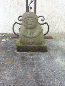 Béhasque (Béhasque-Lapiste, Pyr-Atl, Fr) Statuette sur une tombe
