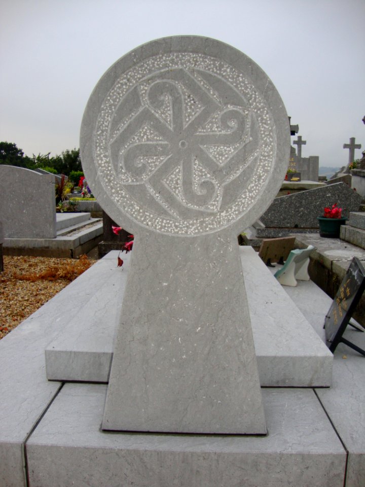 Béhasque (Béhasque-Lapiste, Pyr-Atl, Fr) stele discoïdale