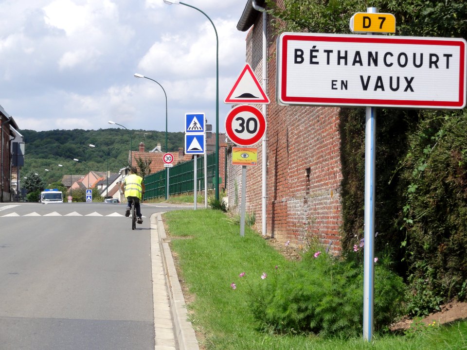Béthancourt-en-Veaux (Aisne) city limit sign