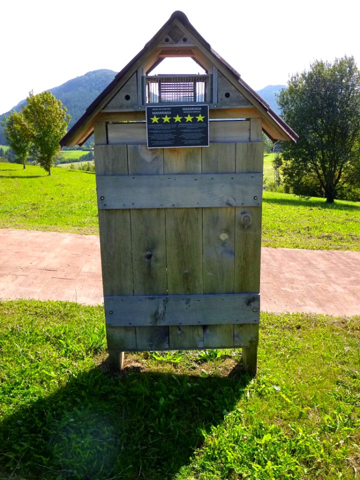 Axpe (Busturia) - 'Hotel de insectos' junto a la Torre Madariaga y Centro de Biodiversidad de Euskadi 1
