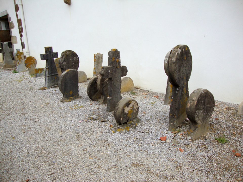Béhaune (Lantabat, Pyr-Atl, Fr) discoidal steles