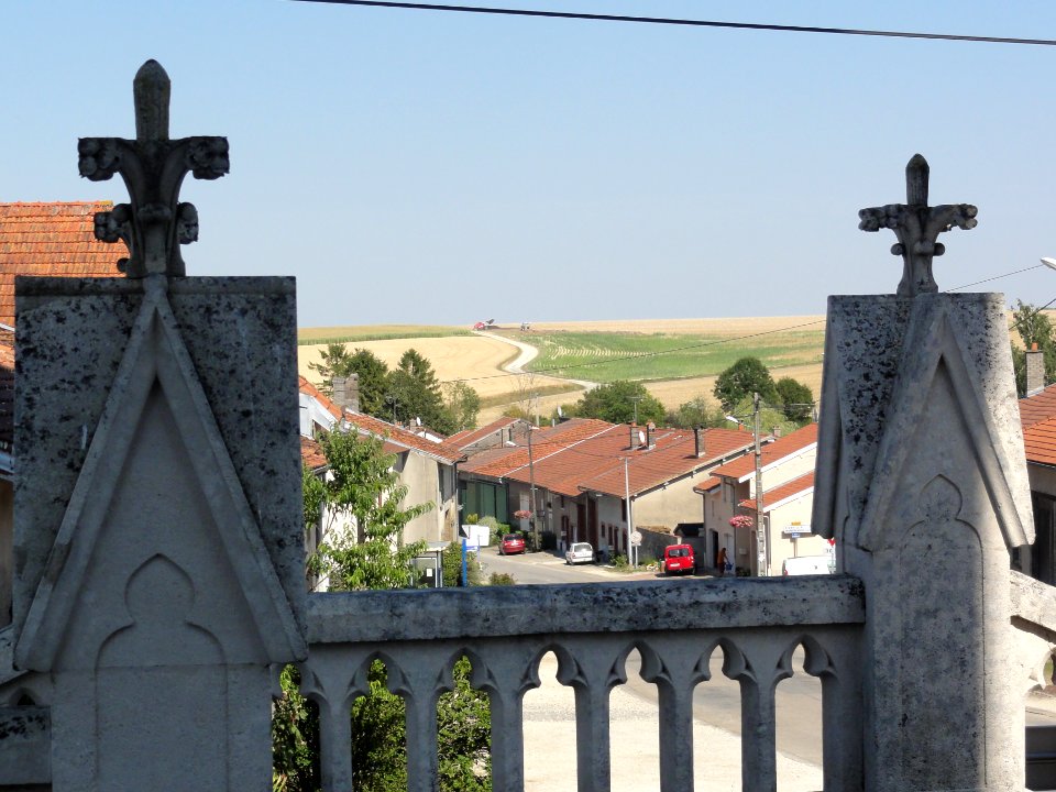 Béthelainville (Meuse) la Rue Basse vue de la terrasse de l église
