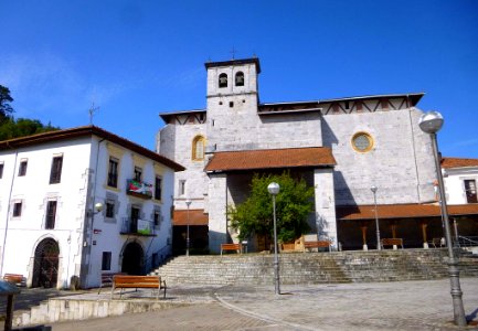 Axpe (Busturia) - Iglesia de Santa María de Axpe y Ayuntamiento