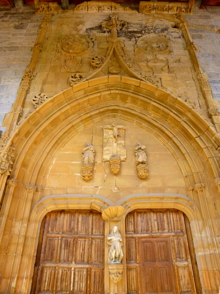 Axpe (Busturia) - Portada gótica de la Iglesia de Santa María de Axpe 2