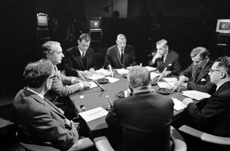 AVRO-TV Operatie Vox Populi . Francis Noel Baker , mr. Hilterman , dr. Theo So, Bestanddeelnr 920-7357