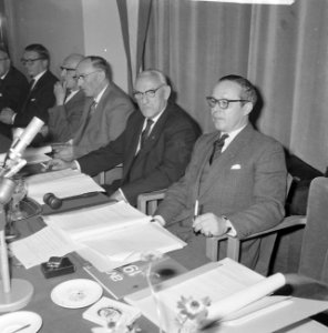 AVRO-vergadering, rechts jonkheer Roell tweede van rechts De Jong, Bestanddeelnr 914-1118