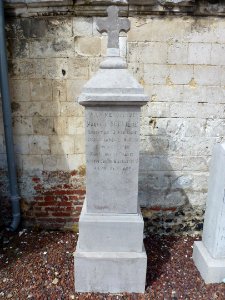 Avroult (Pas-de-Calais) mémorial de guerre 1918 d'un soldat au cimetière