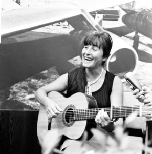 Aviva Semadar (Israelische zangeres) op Schiphol, Semada met gitaar, Bestanddeelnr 919-4543
