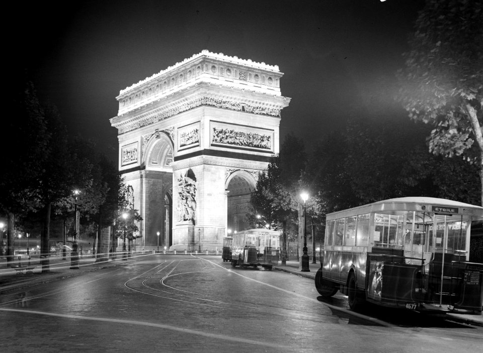 Avondopname van de Arc de Triomphe aan de Champs-Élysées, Bestanddeelnr 191-0346