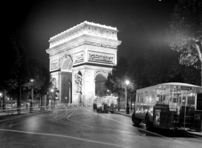 Avondopname van de Arc de Triomphe aan de Champs-Élysées, Bestanddeelnr 191-0346