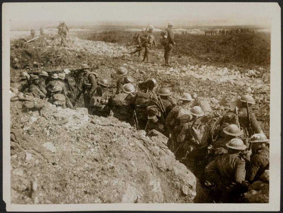 Awaiting the order to move forward during the present advance, Bestanddeelnr 158-2914