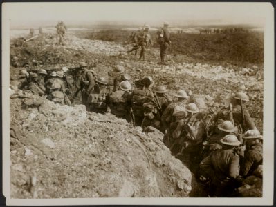 Awaiting the order to move forward during the present advance, Bestanddeelnr 158-2914