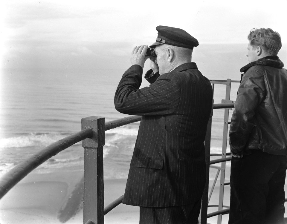 B. de Korte hoofdkustwachter Scheveningen, 40 jaar in dienst, Bestanddeelnr 907-4364