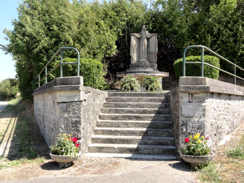 Avocourt (Meuse) statue