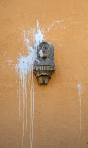 Büste von Freiherr Karl von Hügel in der Ebertstraße in Tübingen mit Farbflecken