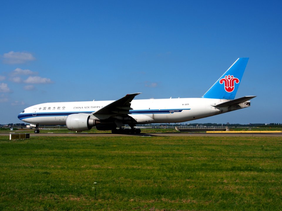 B-2071 China Southern Airlines Boeing 777-F1B - cn 37309 taxiing 18july2013 pic-006