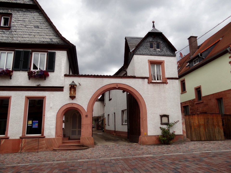 Bürgstadt Haupstraße 15 archway