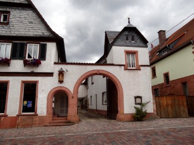 Bürgstadt Haupstraße 15 archway