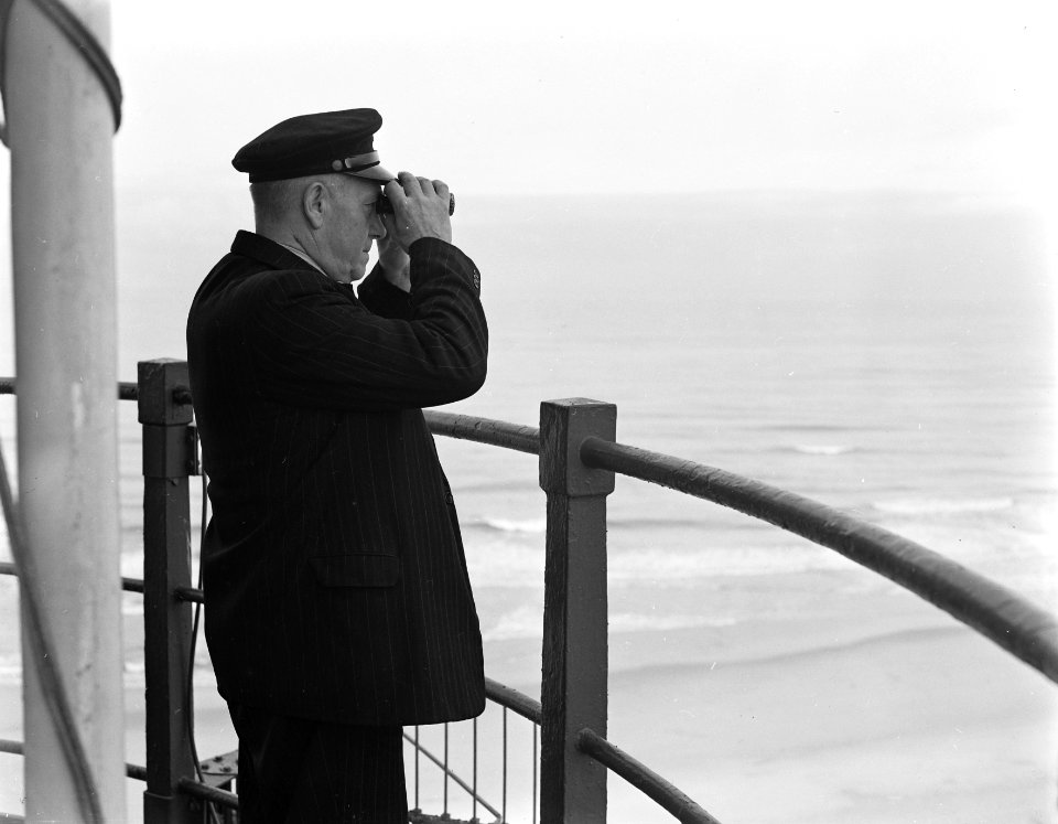 B. de Korte hoofdkustwachter Scheveningen, 40 jaar in dienst, Bestanddeelnr 907-4363