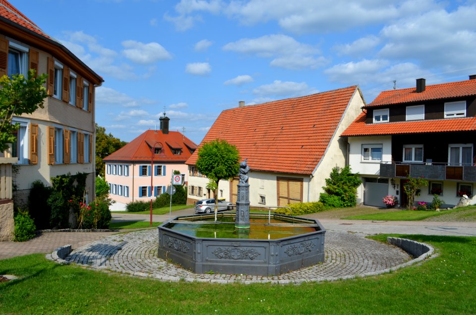 Böttingen, Gusseiserner Brunnen Kirchstraße, Hauptstraße (2)