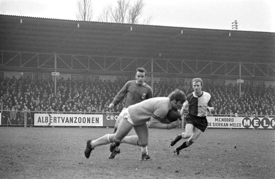 AZ 67 tegen Feijenoord 1-1 doelman Schroder heeft de bal, na schot van Geels (re, Bestanddeelnr 922-0389