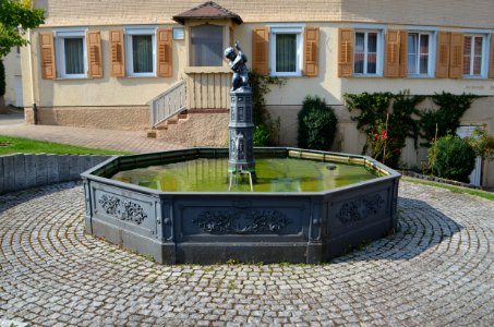 Böttingen, Gusseiserner Brunnen Kirchstraße, Hauptstraße