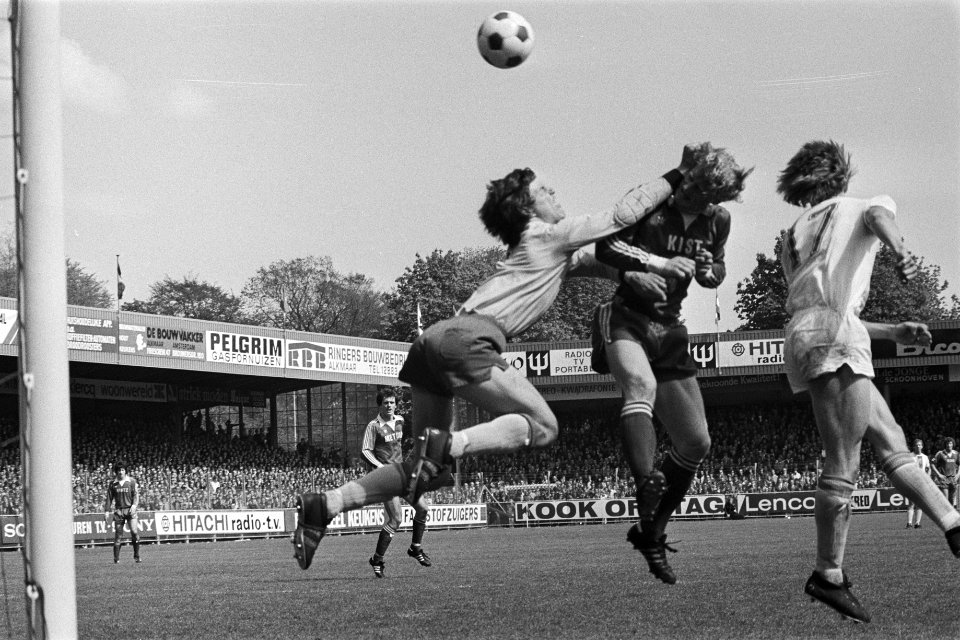 AZ67 tegen Den Haag 2-1, Kees Kist in duel met doelman Galje, Bestanddeelnr 929-1783