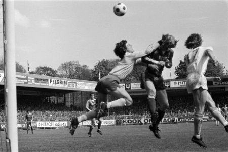 AZ67 tegen Den Haag 2-1, Kees Kist in duel met doelman Galje, Bestanddeelnr 929-1783
