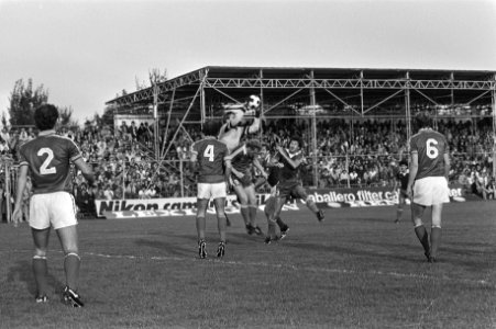 AZ 67 speler Kees Kist (midden) in duel met keeper Van Breukelen (Utrecht) tijde, Bestanddeelnr 931-6500