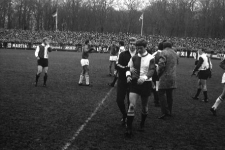 AZ 67 tegen Feyenoord 1-1. Henk Wery is uit het veld gestuurd, met verzorger Ger, Bestanddeelnr 923-0754