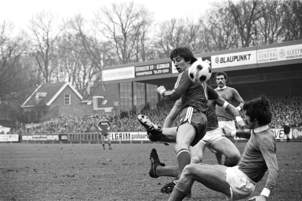 AZ 67 tegen FC Utrecht 2-1 Van Marwijk (staand) in duel met Wildschut ( FC Utre, Bestanddeelnr 929-0260
