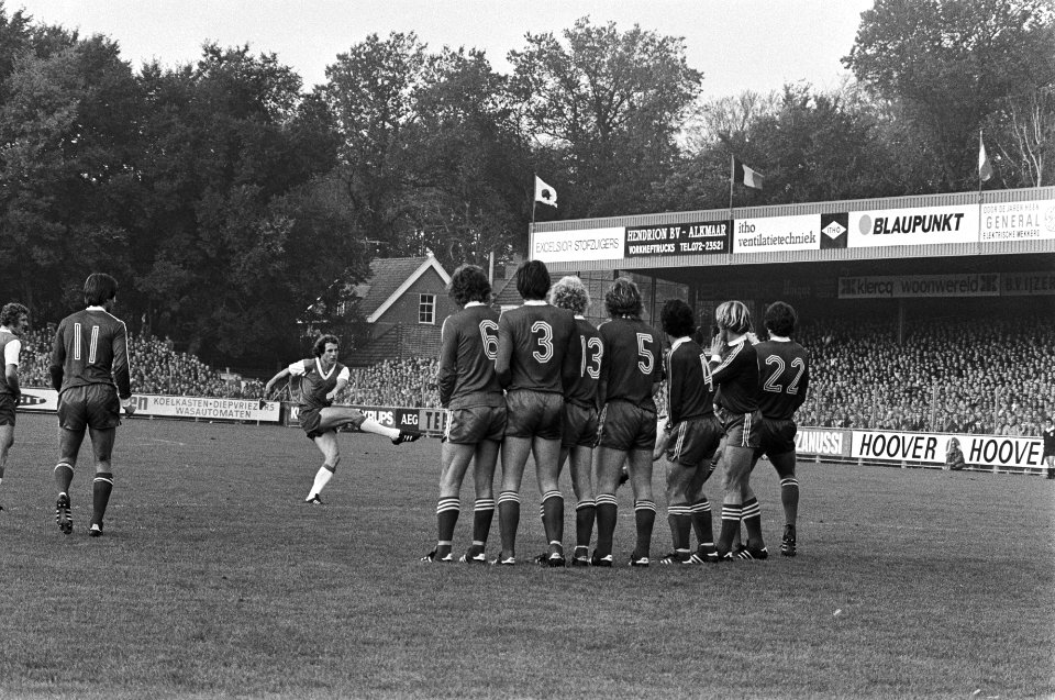 AZ 67 tegen Feijenoord Schneider, De Jong schiet Feijenoord uit een vrije trap , Bestanddeelnr 928-8132