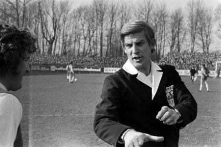 AZ67 tegen Feyenoord 1-1, nr 6, 7 scheidsrechter Van Gemert in actie, Bestanddeelnr 927-7725