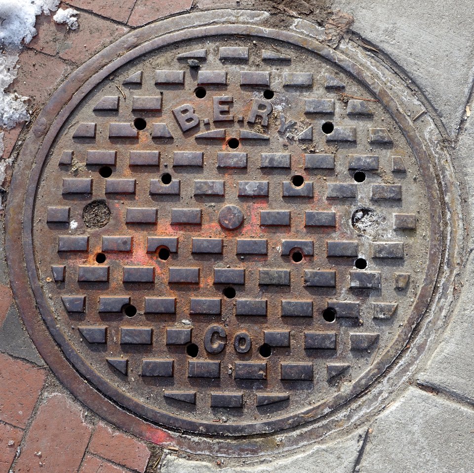 B.E.Ry. Co. raised - manhole cover - Cambridge, MA - DSC02435