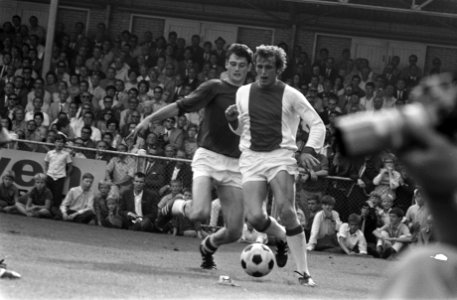 AZ67 tegen Ajax 0-1, Piet Keizer (r) in aanval, Bestanddeelnr 922-7885