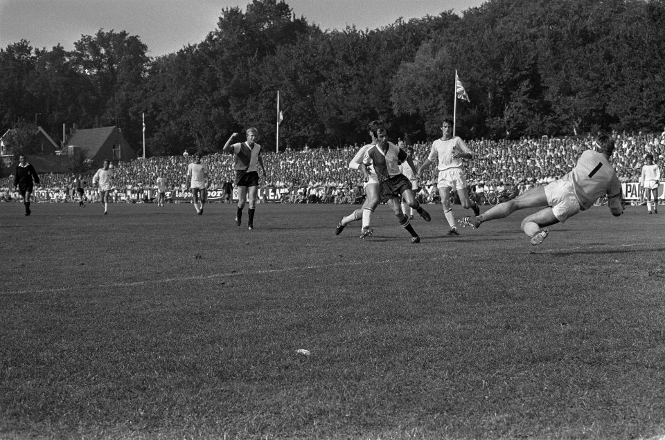 AZ 67 tegen Feijenoord 0-4 doelpunt van Daele (links juichend), Bestanddeelnr 923-7947