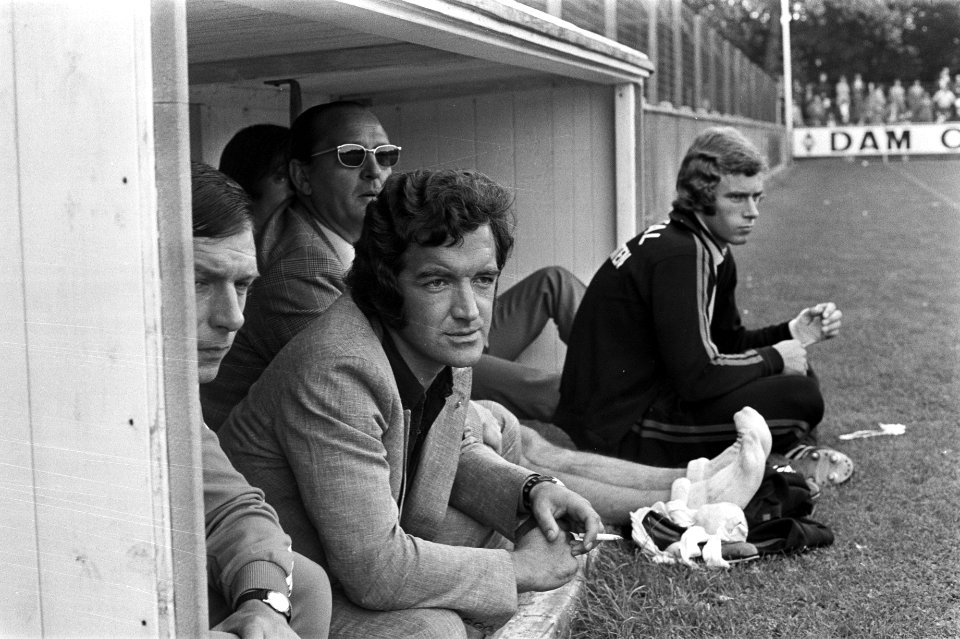 AZ tegen Excelsior, nummer 8 en 9 links Excelsior-trainer J. Castenmiller (kop), Bestanddeelnr 925-8527