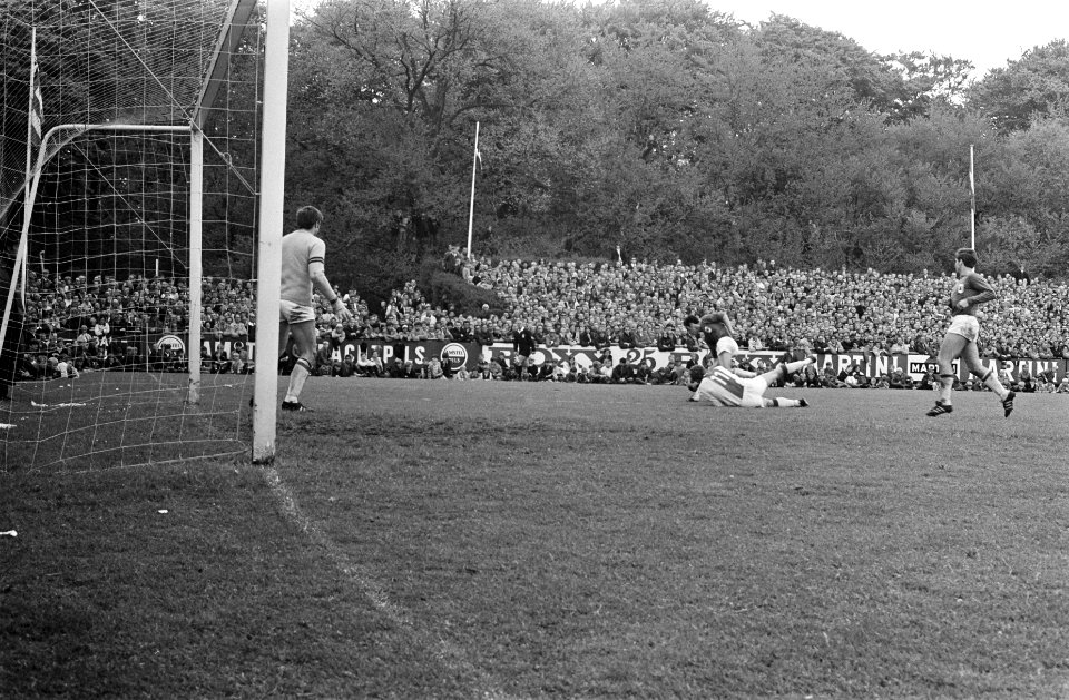 AZ 67 tegen Ajax 0-3 nr. 12 links Henk Groot , aktie, Bestanddeelnr 922-4268