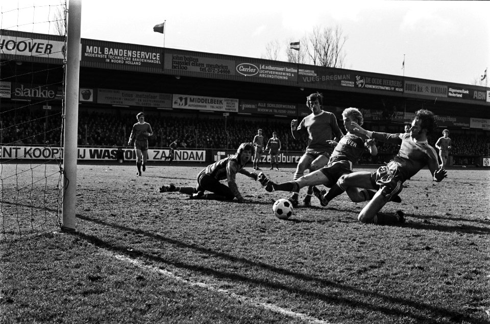 AZ67 tegen FC Den Haag 2-0, Van Rijnsoever schiet op Den Haag doel, Bestanddeelnr 929-6055