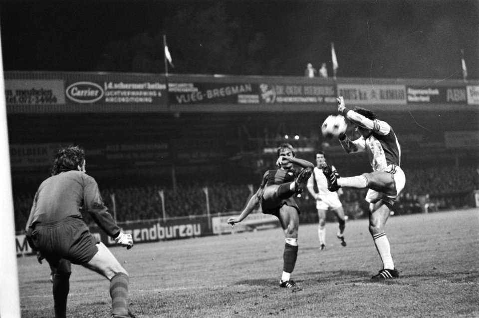 AZ67 tegen Barcelona (UEFA-cup) 1-1, Van Hanegem (r) in duel met Neeskens, Bestanddeelnr 929-3983