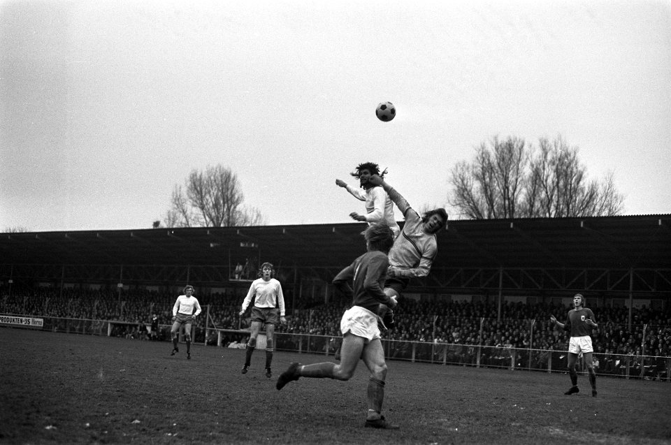 AZ67 tegen Ajax 0-5, nummer 30 AZ-keeper Vooys in de roo nummer 32 Hulshoff in d, Bestanddeelnr 926-1433