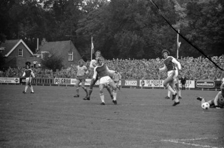 AZ67 tegen Ajax, Arie Haan (rechts) in duel met Vredenburg, Bestanddeelnr 926-7156