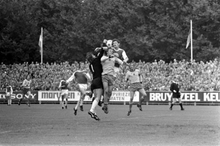 AZ67 tegen Ajax 1-1, keeper Vooys in aktie, midden Rep en rechts opspringend Wim, Bestanddeelnr 926-7141