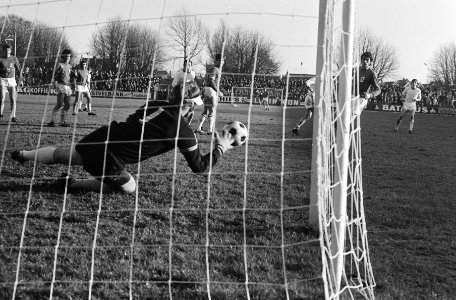 AZ 67 tegen Sparta 1-1 keeper Vooys in aktie (op rug), Bestanddeelnr 924-2042