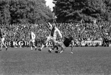 AZ 67 tegen Ajax 0-3 nr. 12 links Henk Groot , aktie, Bestanddeelnr 922-4267