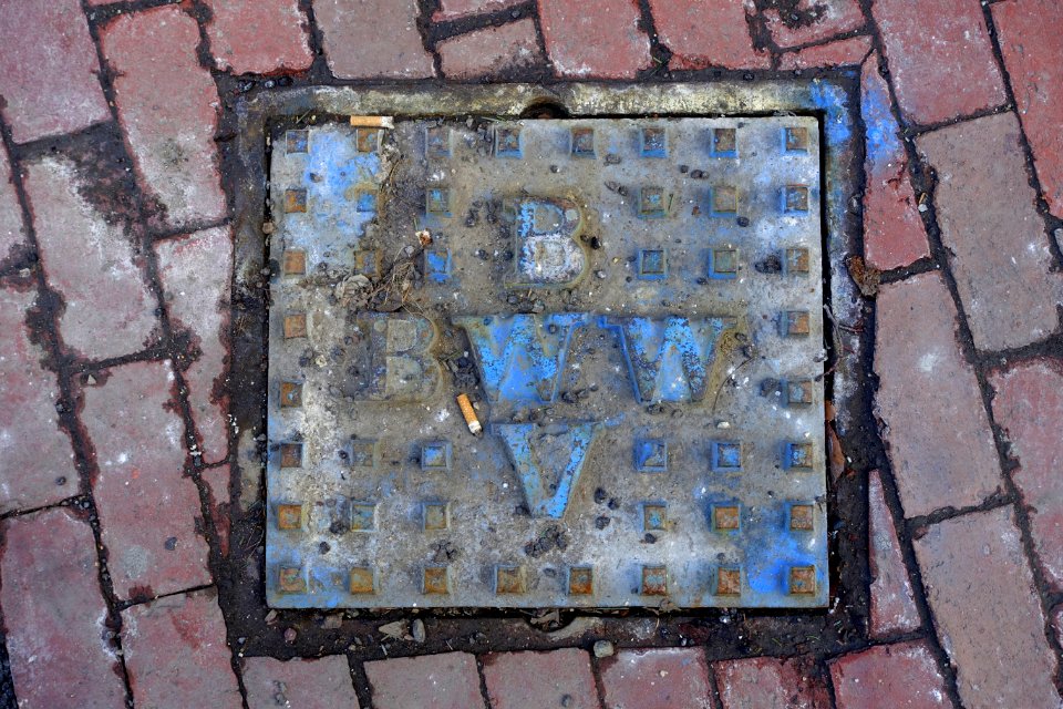 B BWW V grid street hole cover - Beacon Hill - Boston, MA - DSC02347