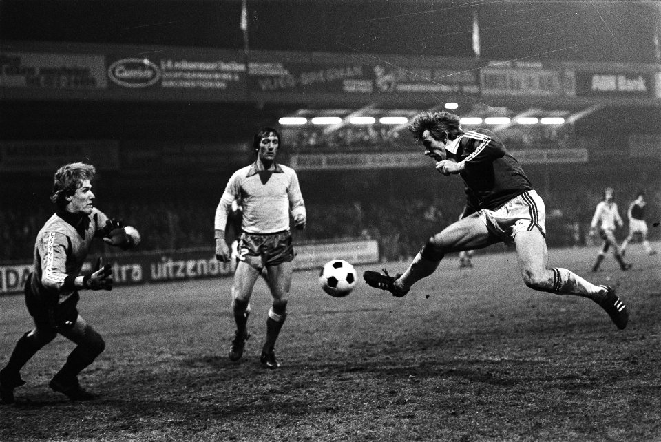 AZ 67 tegen FC Utrecht 2-0, (KNVB beker) Jaan de Graaf gaat scoren, doelman van, Bestanddeelnr 930-6708