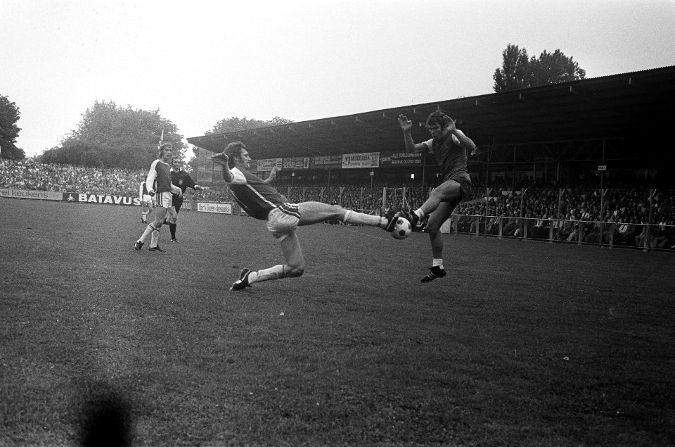 AZ67 tegen Feyenoord 1-2, Van Hanegem in duel met AZ-speler, Bestanddeelnr 926-6195