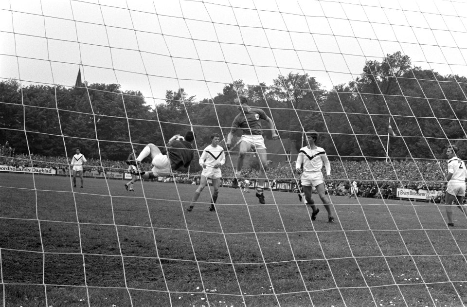 AZ 67 tegen Volendam 0-0 Jager (AZ) scoort, Bestanddeelnr 922-4807