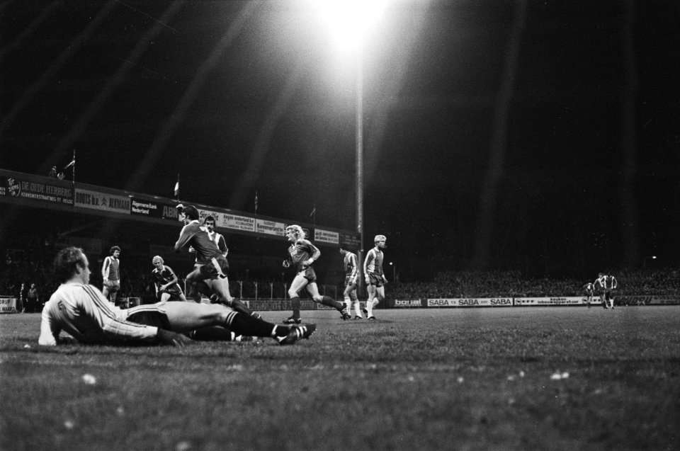 AZ67 tegen Feyenoord 4-2, Treytel ligt verslagen op de grond na benutten penalty, Bestanddeelnr 929-3721